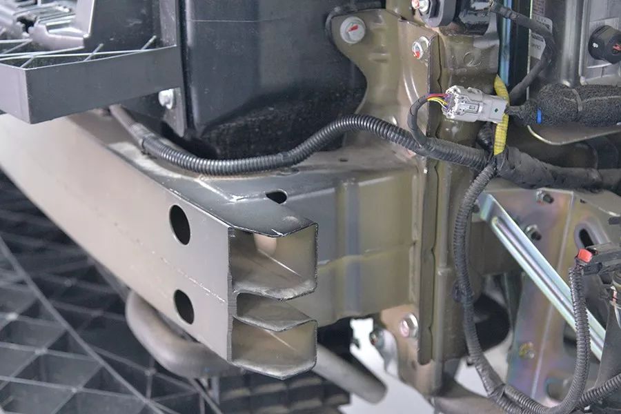 防撞梁宽度不够,覆盖范围有限,如果发生斜侧碰撞,这块控制单元很可能