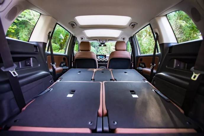 三排座能同时坐下200多斤的胖子,奔驰glb用5 2座诠释大空间