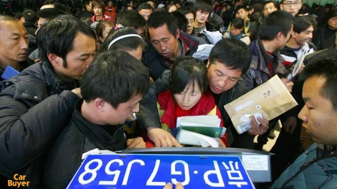 后,所有参加家庭摇号的成员十年内都不得再次参加任何形式的摇号活动