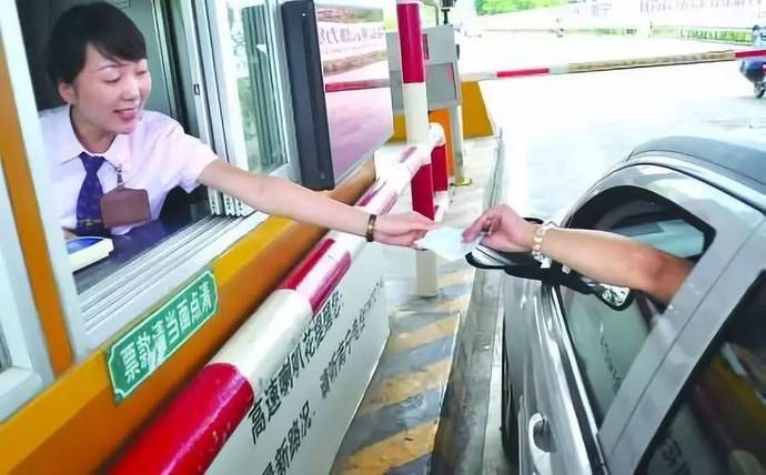 明年高速或只留一个人工收费口,没装etc的你可要抓紧了