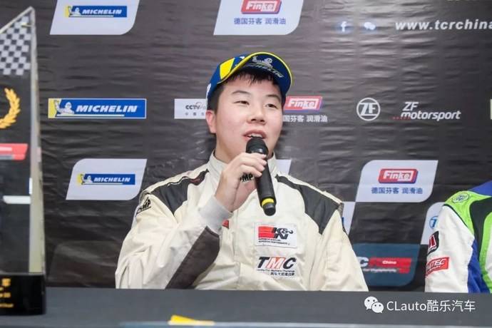 李思程驾驶红色涂装china字母的赛车让五星红旗飘扬在美利坚的土地上