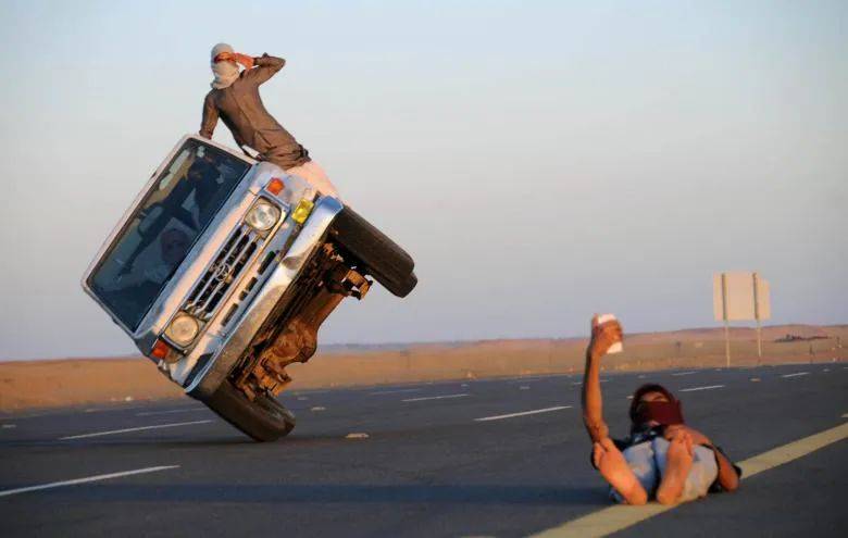 公路上有前驱车漂移甩尾?中东"死亡漂移"不能学!-有车以后