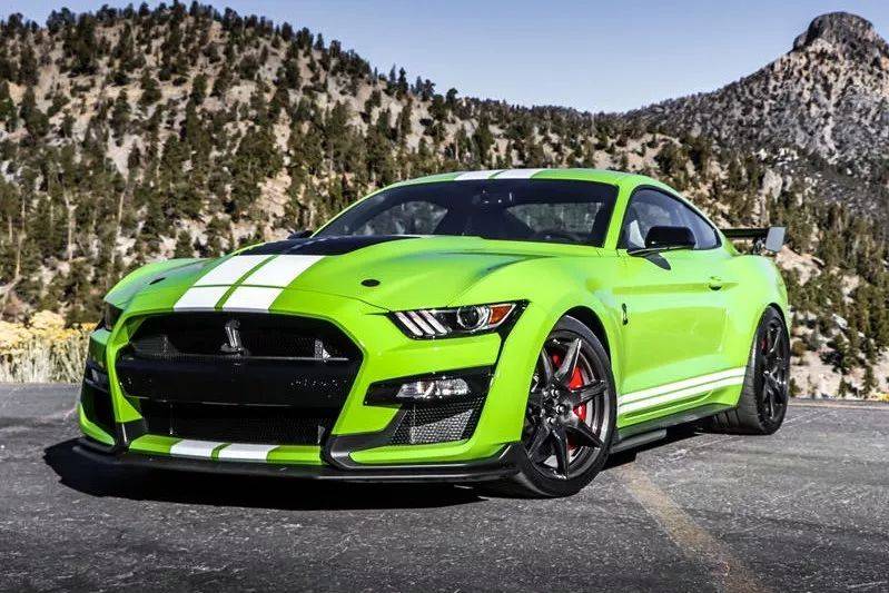 8万人民币),而从事发图片能看到,事故绿色的gt500装配了一条碳纤大