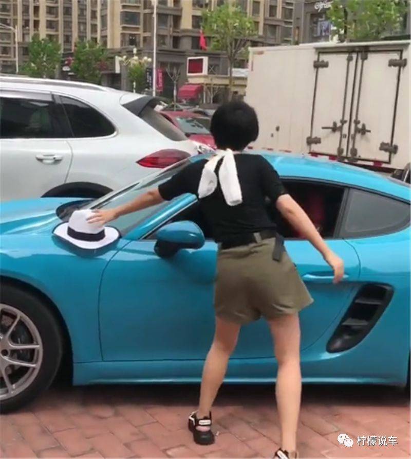 国内街头模仿秀开启开保时捷718戴重庆白帽姐同款帽子