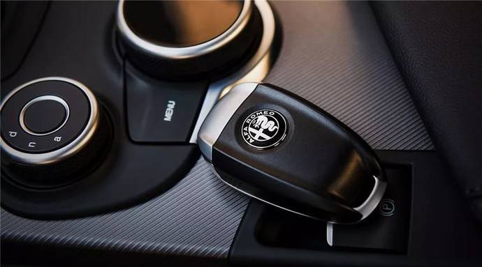 意大利进口65折甩卖阿尔法罗密欧giulia的养车费用贵不贵