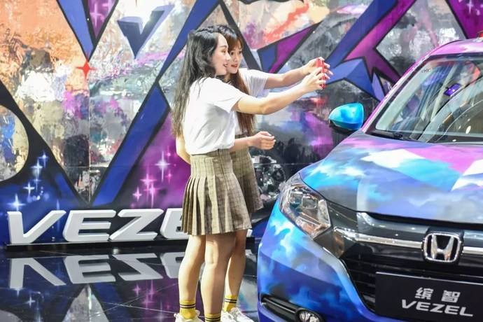 韩国潮流指标品牌amoeba culture/coolrain studio的艺术总监grafflex