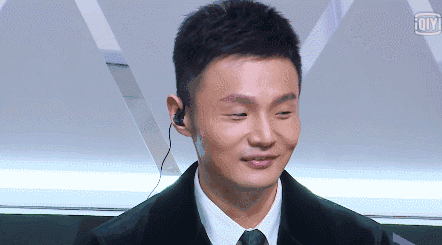 露出了牙齿,还笑成了"眯眯眼"但感觉就像是一个大笑的人虽然多了几分