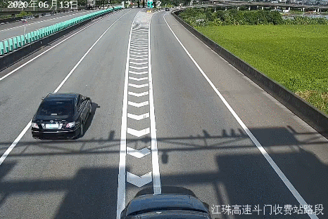 上千司机变道不打灯罚300扣3分和路上这种白线有关