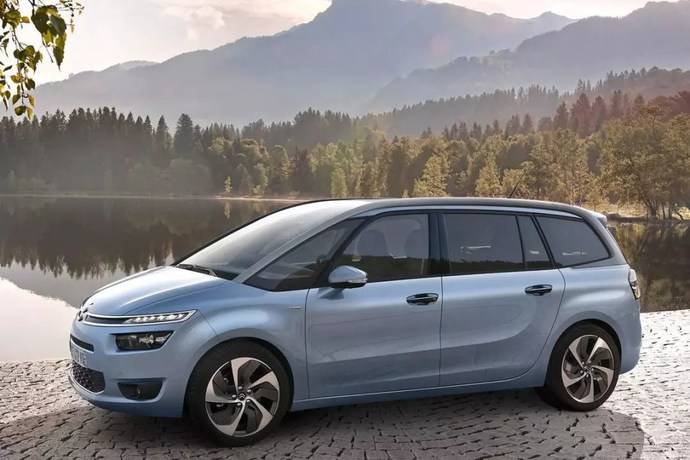 在mpv的定义上美国人认为是小型厢式旅行车,而欧洲人则认为是多功能车