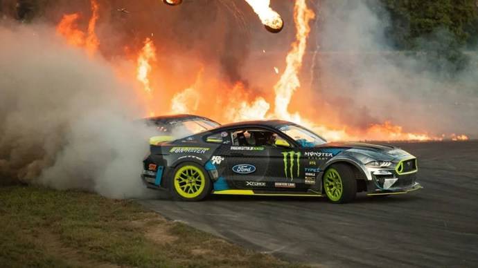 看顶级车手在爆炸中飘移