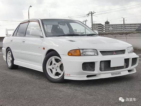 经典的三菱evo3深夜游街打破黑夜中的寂静