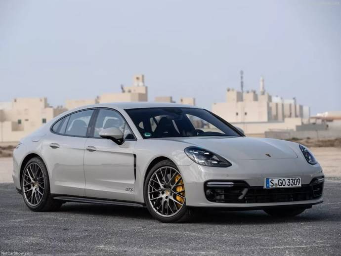 纽北最快四门车惊现国内马路32秒破百的amggt63s直怼帕拉梅拉