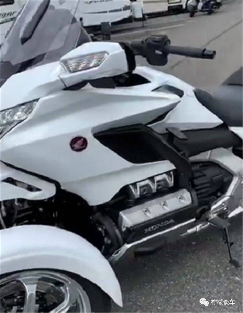 首台倒三轮本田金翼排量1800cc车价46万过弯可自动调节