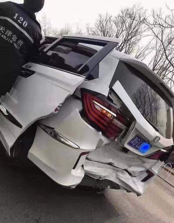 特斯拉model3追尾艾力绅model3轻伤艾力绅屁股现大坑