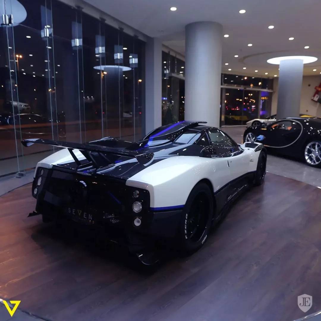 帕加尼工廠為這輛zonda riviera換上了全新的外觀塗裝,以及與zonda