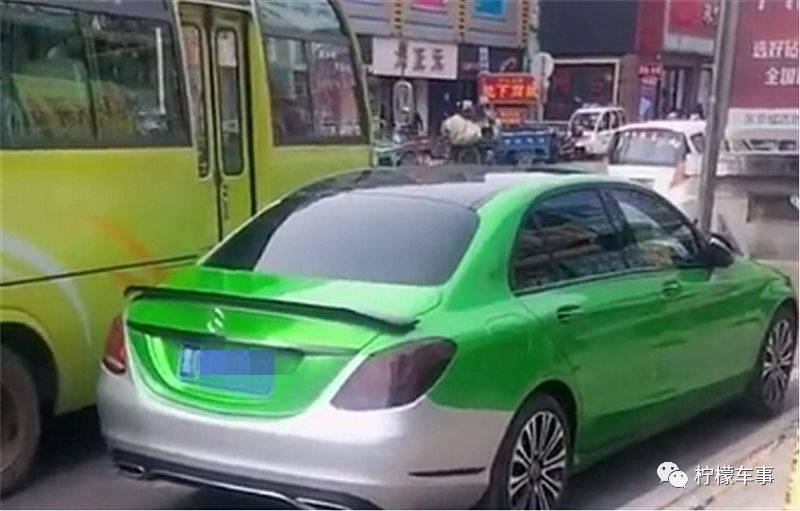 "出租车版"奔驰c级,车价32万,9.3秒破百,全车绿色配银色尾部