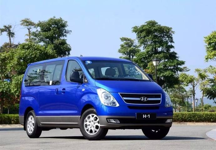 车辆造型方正,看着相当像专门用来拉货载物的,很有大面包车的即视感