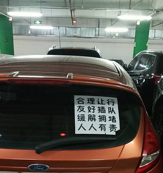 路怒迈腾车主先别车后泼咖啡简直就是谋杀交警拘留