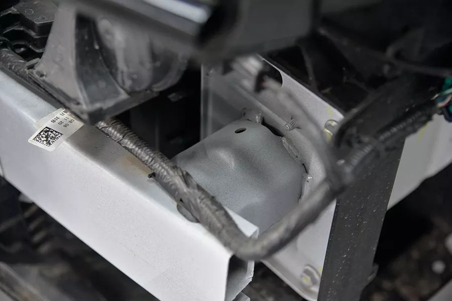 本该防撞梁,吸能盒承担的能量,大部分会传给纵梁承担,无形中增加了