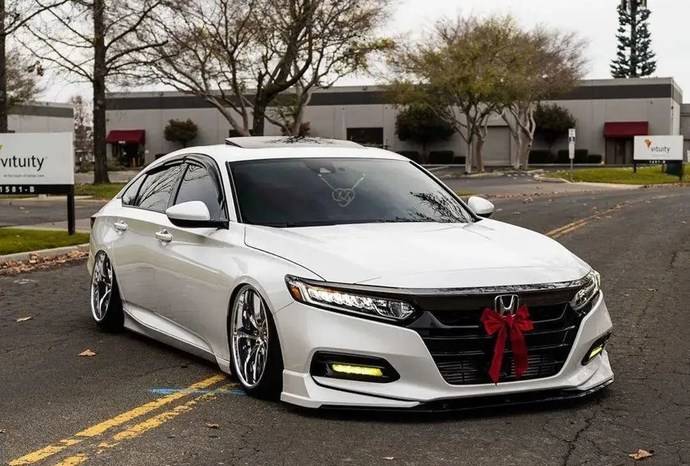 外观方面,这台十代雅阁sport(cv1)采用了jc autobody的车身套件,排气