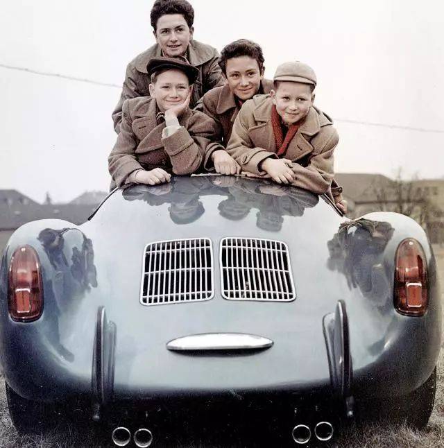 对话中,沃尔夫冈·保时捷谈论了大众集团的未来,包含不久前全球ceo的