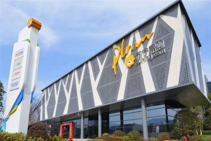 "t3出行"是一个全新的出行平台,主营项目为"网约车"业务,总部设置在