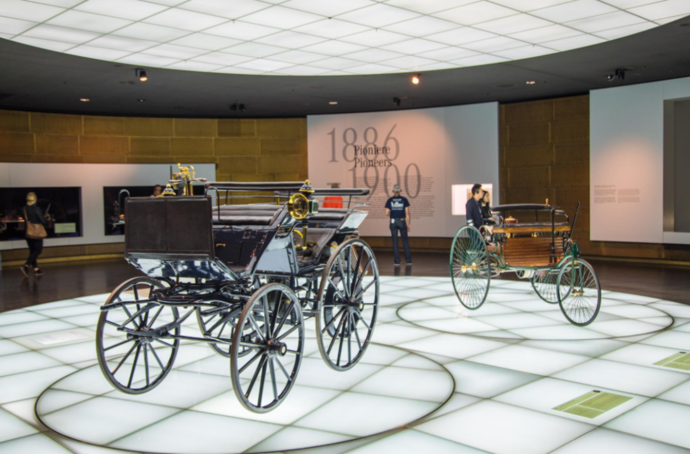 俄羅斯是1910年;新中國第一輛國產轎車是東風ca71型轎車,誕生於1958年