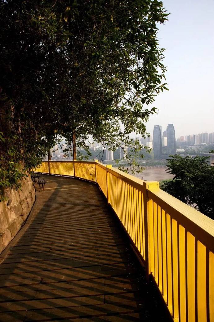 山城第三步道是重庆最特色的"坡坡坎坎",是重庆唯一建在悬崖上的城市