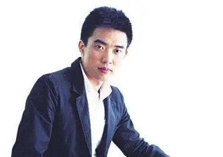 2004年下半年,李想想从it行业出圈,当时规划了三个方向:旅游,房地产和