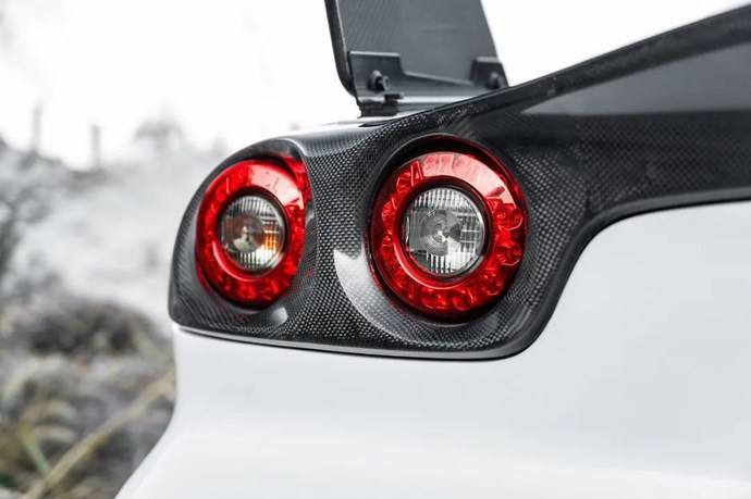 纤维风刀和前翼子板扩散器,当然,还有锋利的后扩散器以及碳纤维尾灯罩