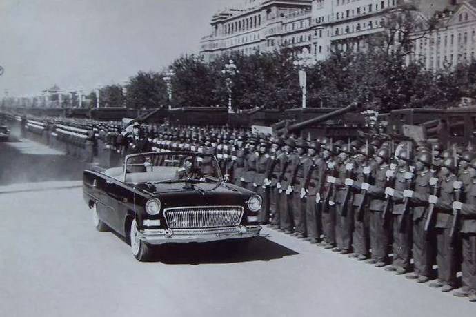 当时针拨向1959年,在建国10周年国庆大阅兵上,红旗的高调亮相标志着