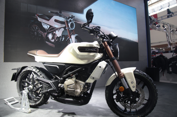 250cc复古街车飞肯tt亮相北京摩展