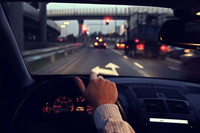 一边输液一边开车夫妻在车里的一幕被拍下网友直接炸锅