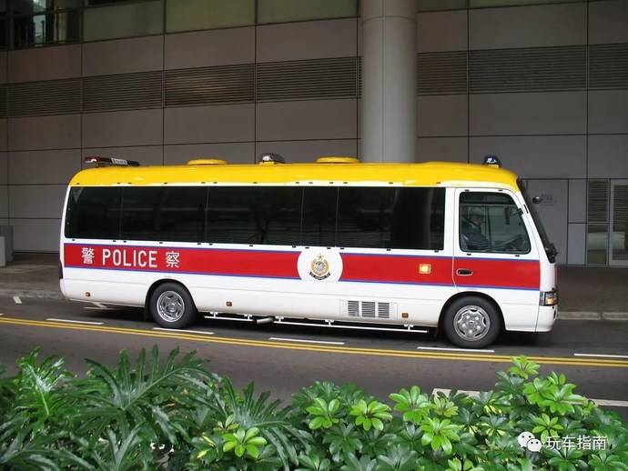 车窗面积大,香港警察机动部队的专用运兵车就是考斯特,甚至还可能遭遇