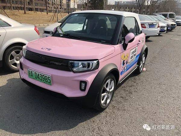 北汽新能源lite电动车里的最萌潮牌马路上的视觉收割机