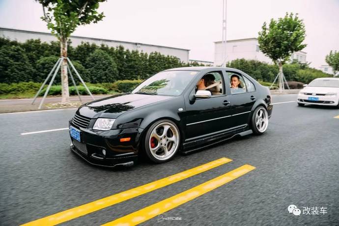 向经典情怀车致敬大众宝来r改装极致低趴姿态