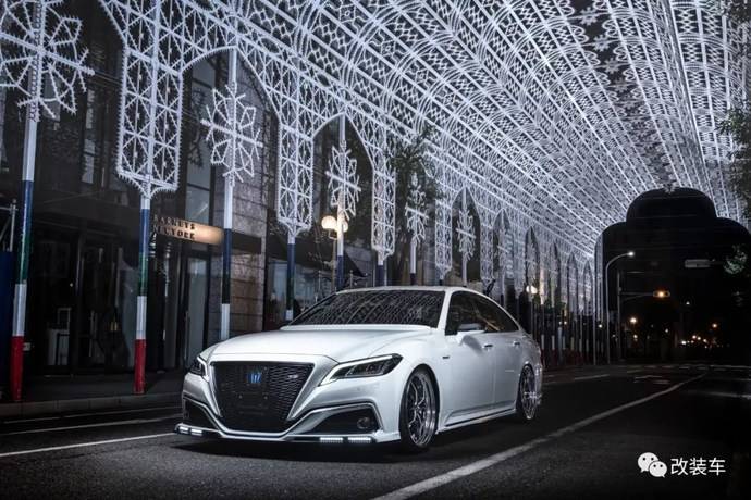 代皇冠会不会在国内上市早已成为一个争议的话题了,但在日本,各大改装