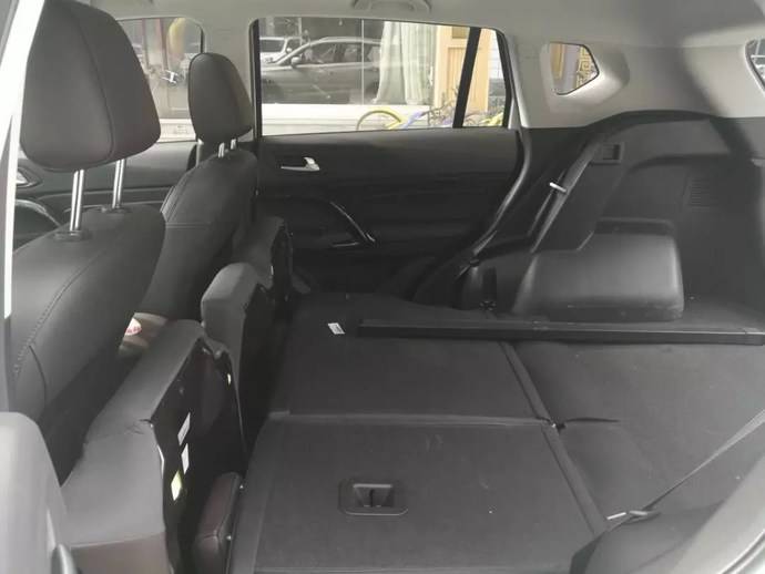 放倒驾驶座靠背躺下也可以睡得很舒服,不过那次我心血来潮,想起它后排