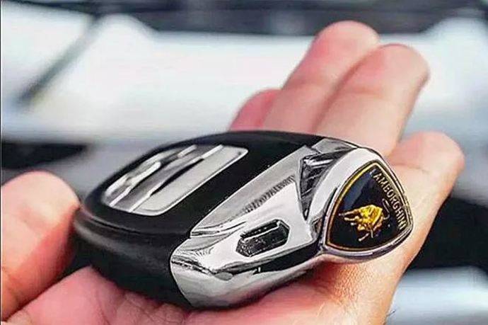 迈凯伦p1看到这个小月牙logo,你们能猜到是什么车的钥匙吗?