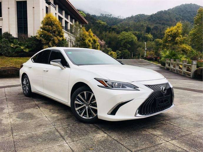 30万买丰田还是买雷克萨斯