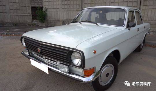 一辆被当成爸爸供着的1989年gaz2410伏尔加轿车