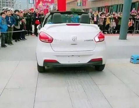 仅售4万的敞篷宝骏310没有了顶果然上了个档次