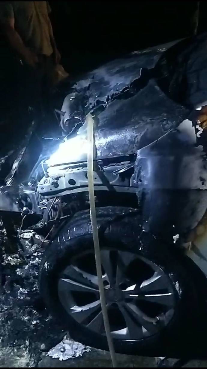 车事一条又是自燃奔驰glc底部起火烧的只剩残骸