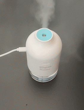 资讯详情轻轻将裤子搭在加湿器上,水蒸气肉眼可见,没有啥影响.