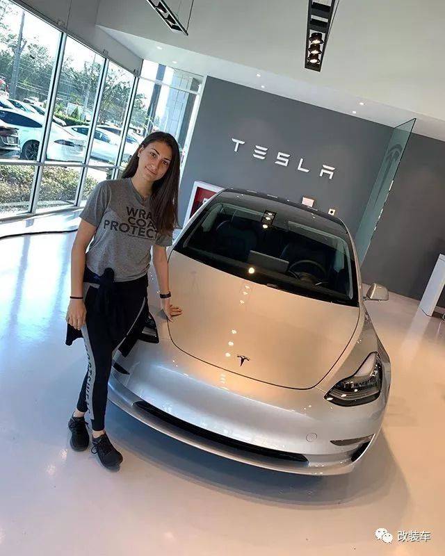 小姐姐改装入门特斯拉model3巧妙地贴出眼前一亮的效果