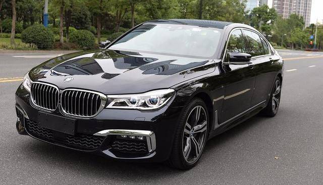 宝马730li对比奔驰s320l车长较短,轴距更长,因此运动感更强.