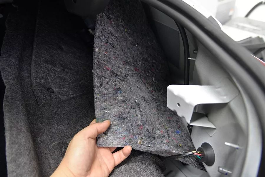 是,当我们拆开威朗后尾箱时,发现后翼子板空腔内塞了一片薄薄的回收棉