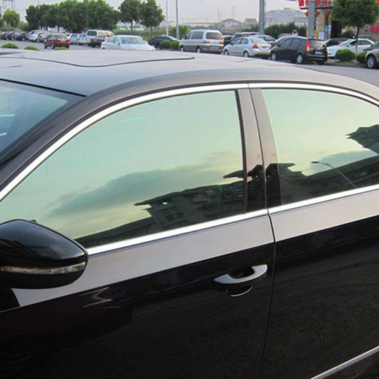 我就给家里的车贴了全车的玻璃膜,四周玻璃是金属膜,前挡风玻璃贴的是