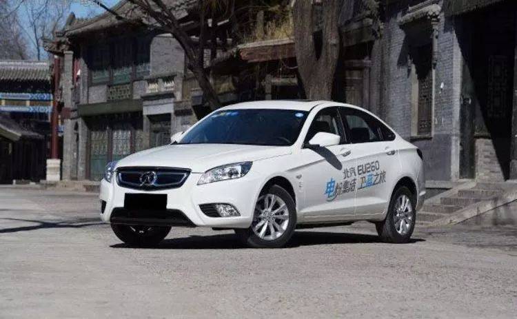 北汽自研发的e-motion drive电驱技术,配合三元锂电池组,综合续航达到