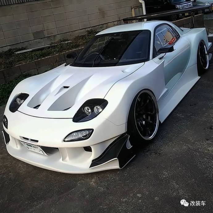 土豪金rx7低趴竞技风格改装趴下来犹如黄金甲上身